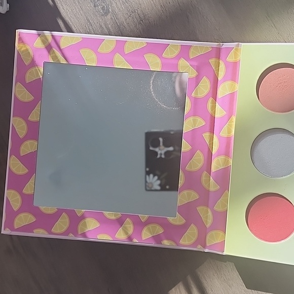 Eyeshadow makeup palate - Picture 4 of 9